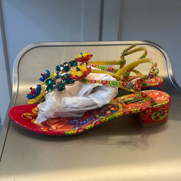 NIB DOLCE & GABBANA PATENT LEATHER T STRAP CRYSTAL EMBELLISHED SANDAL. 39/8.5 - Picture 2 of 10